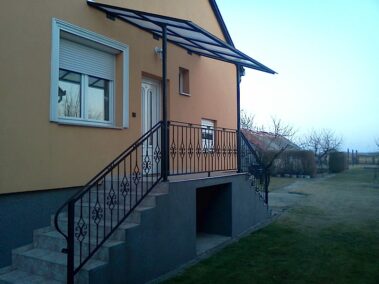 Bejárati lépcső korlát